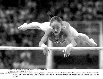 陆莉女子高低杠满分 高低杠仅余李娅一强手 女子体操奥运夺金形势严峻