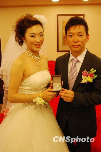 奥运冠军黄旭老婆范雯简介及其结婚照片【图】