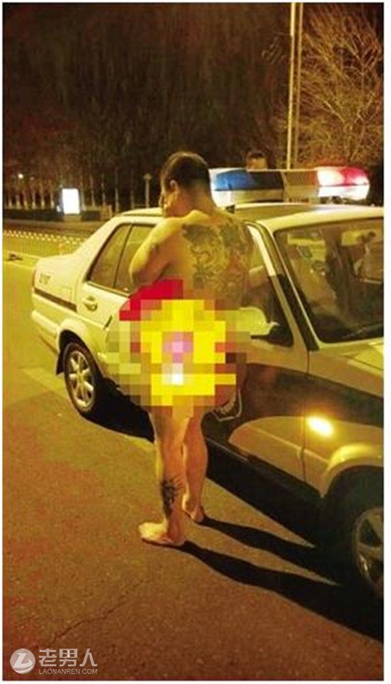 男子凌晨街头裸奔 民警询问捂脸不回复