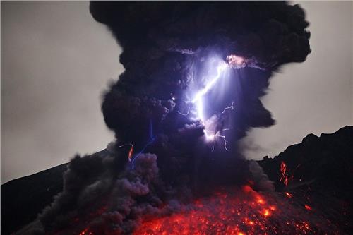 >日本火山喷发要沉没了 智利火山喷发的原因 最厉害的火山喷发视频