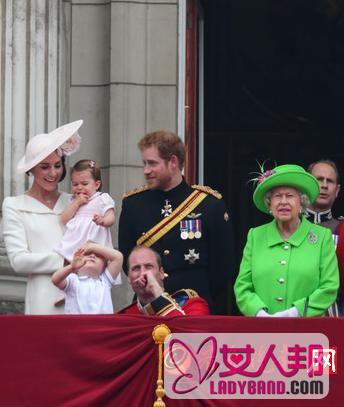 威廉王子庆典中蹲下哄乔治小王子 被女王训斥尴尬起身