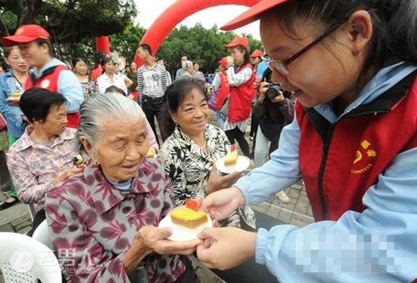 同饮菊花酒齐赴“千叟宴” 榕城重阳节满溢敬老情