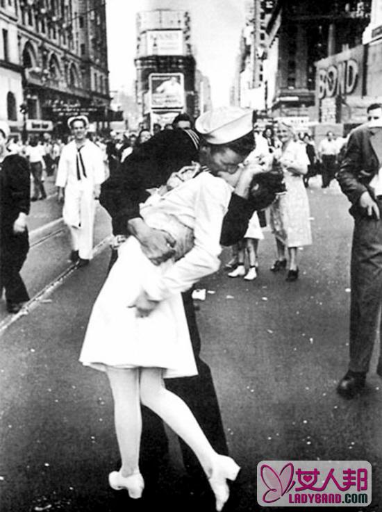 ＂胜利日之吻＂女护士病逝 网友都哭了 被陌生水兵亲吻成经典