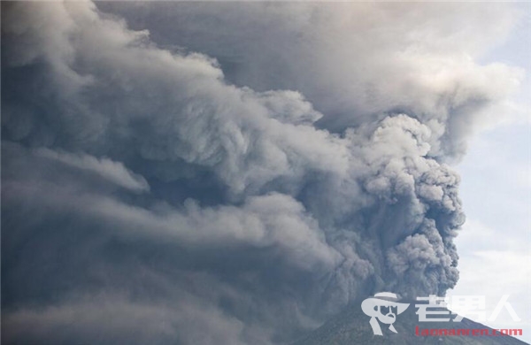 巴厘岛火山爆发 伍拉赖机场27日到28日关闭24小时