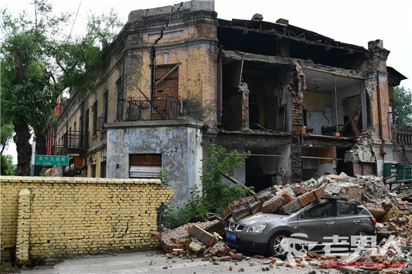 哈尔滨百年老楼坍塌 砸中车辆未造成人员伤亡
