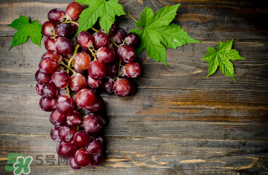 >西梅可以和葡萄一起吃吗？西梅的食用功效有哪些？