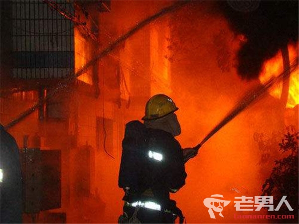 潮州一家饭店发生火灾 消防员大火中救出婴儿