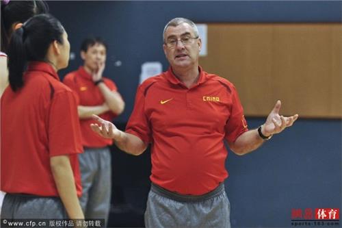 金宋依教练 探访中国女篮公开训练 主教练马赫自称&quot;BABY队&quot;