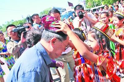 王蒙新疆 王蒙重返新疆 向各族群众赠《你好 新疆》
