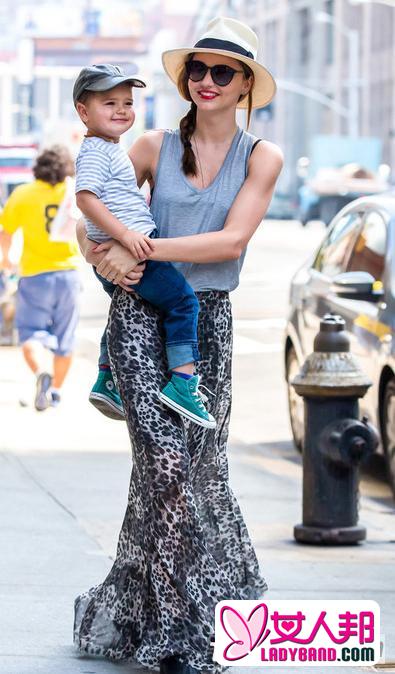 米兰达·可儿六月最新街拍 辣妈时尚潮流范几人能及