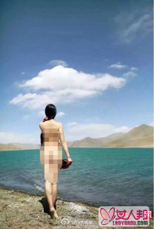 女子西藏拍裸照被批 羊湖是西藏三大圣湖之一红衣女子身份遭人肉"YouchumDolkar"微博发布照片(图)