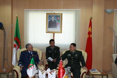 中国人民解放军副总参谋长侯树森上将访问阿尔及利亚
