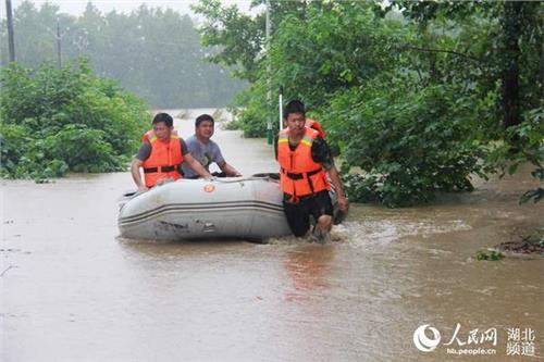 湖北云梦魏娜 湖北云梦村庄被淹没多人被困 消防官兵冒雨涉水2公里救人
