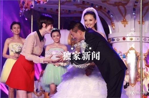 槿汐姑姑孙茜大婚送&quot;甄嬛&quot;蹄髈 郑晓龙夫妇也现身