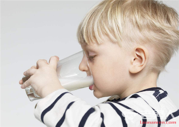 >坚持喝牛奶的好处大盘点：为孩子补钙 助老人入睡