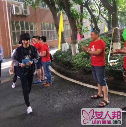 王俊凯高考日获老师穿红色短袖鼓励 王源和易烊千玺送对联