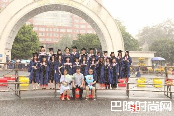 暨南大学暴雨毕业照走红 暴雨毕业照被搞笑P图