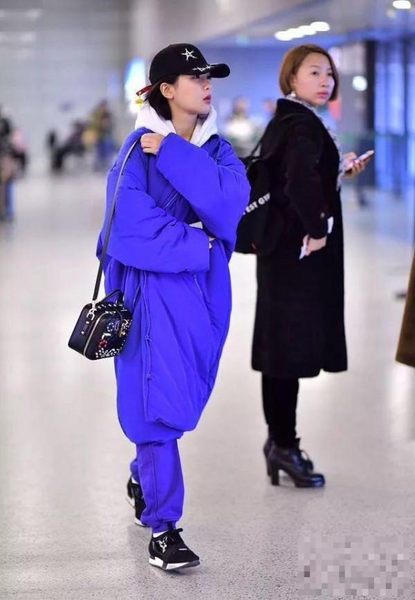 >25岁杨紫与30岁张嘉倪，机场同穿蓝色棉服，网友：差距真大！