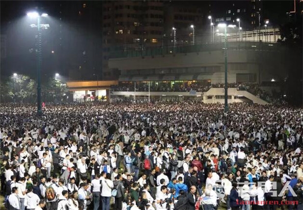 香港近4万警民集会 声援“打占中者”入狱警察