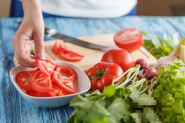>在饭前吃番茄能减肥吗 其含有什么营养价值