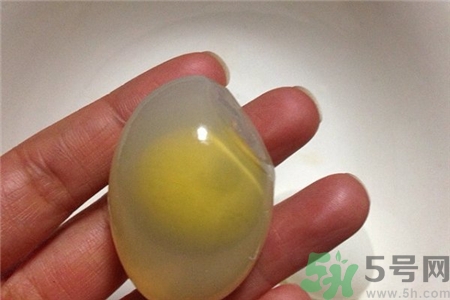 鸽子蛋是透明的吗?鸽子蛋是什么颜色?