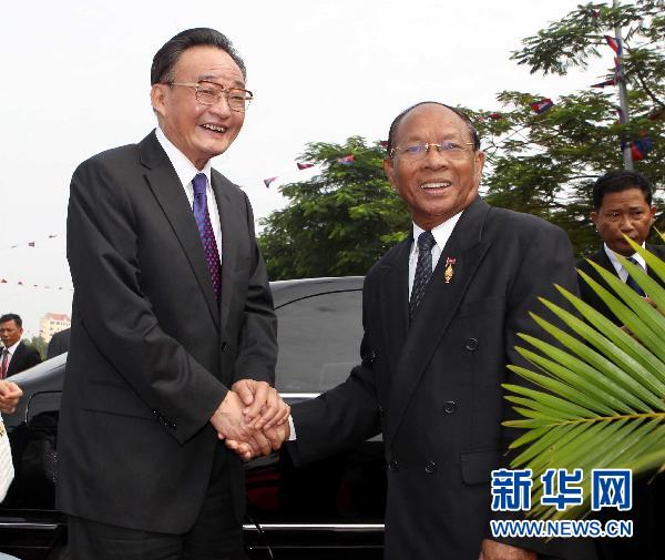 >吴邦国与柬埔寨国会主席韩桑林举行会谈