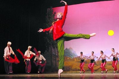 重庆有位60岁的男子跳芭蕾白毛女可比茅惠芳