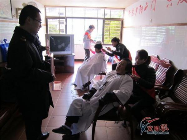 >秀爱服务于一个理发师 义剪十年 理发师自愿每月免费加班一天服务数千老人