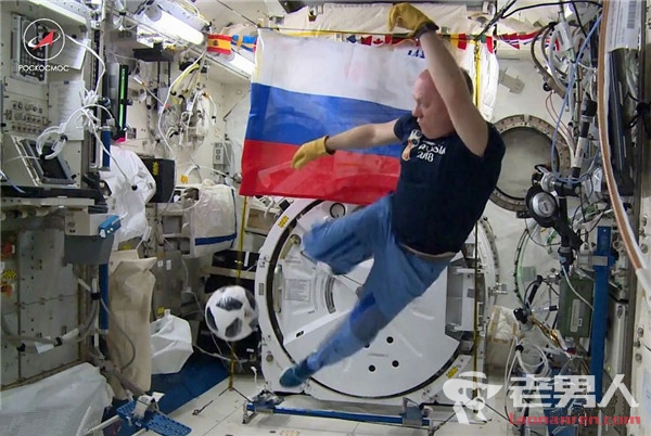俄宇航员太空踢球 展现零重力足球技巧为世界杯预热