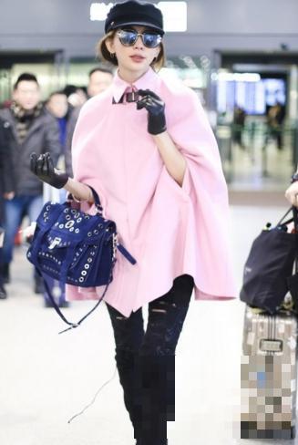 >45岁林志玲穿粉色外套现身机场，下半身抢镜