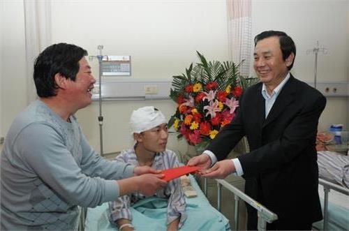 党委副书记刘学景看望因病住院的邹伟同学