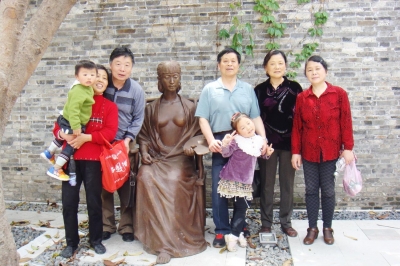 >潘赞化和张玉良 潘氏后人首次拜访张玉良纪念馆“奶奶 我们也来扬州寻根了”