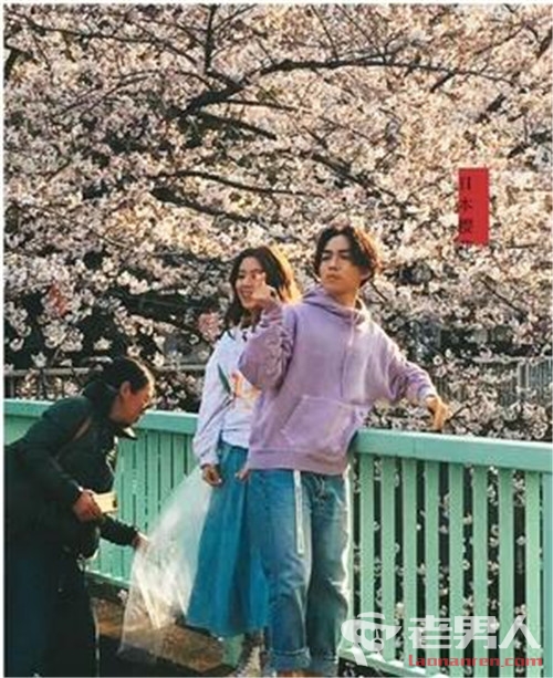 网友日本巧遇林宥嘉与妻子拍婚纱 樱花树下俏皮比心