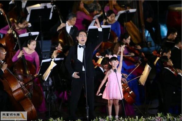 廖昌永和女儿合唱 8岁女孩放歌G20 与廖昌永合唱《我和我的祖国》