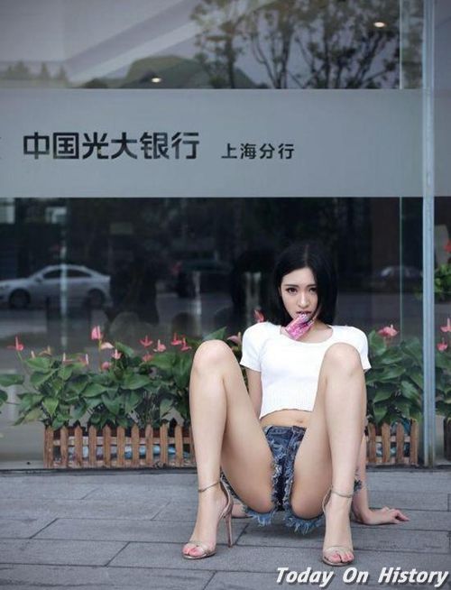 >女子在光大银行门前拍摄大尺度照片引误会!