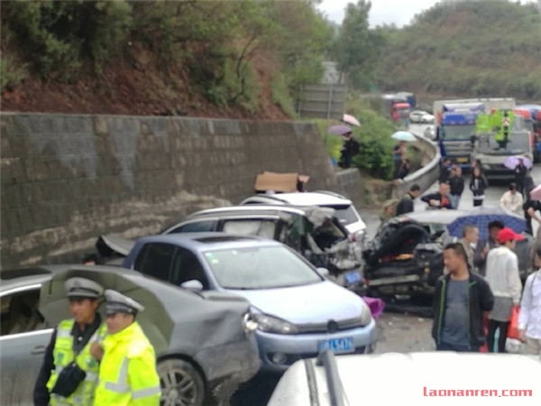 昆楚高速发生多车追尾事故 涉及24辆车致2人轻伤