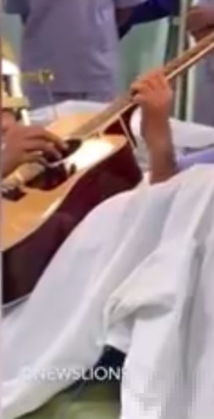 印度男子做脑部手术时弹吉他 全程处于清醒状态