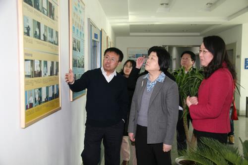 乐东卢磊 中国科协副主席程东红走访慰问卢磊研究员
