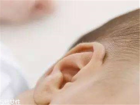 宝宝耳朵里有臭味怎么回事 耳朵发炎引起