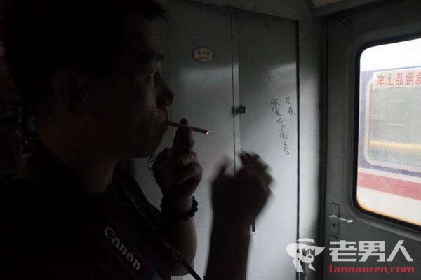 西成高铁首张吸烟罚单 女子心存侥幸躲厕所抽烟被抓