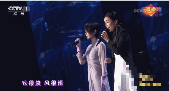 >央视春晚王菲那英合唱的《岁月》呈现一股清流 菲姐的手套成亮点 网友:那