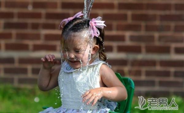 英国三岁女童“冰桶挑战”后大飙粗口 迅速蹿红网络