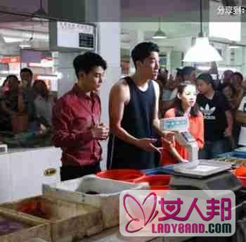 刘翔菜场被表白 热心大爷高喊“刘翔我爱你” 刘翔要为谁做菜？