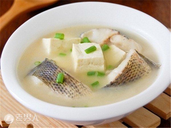 >鱼汤熬成奶白色真的就越营养吗 小心造成心血管负担