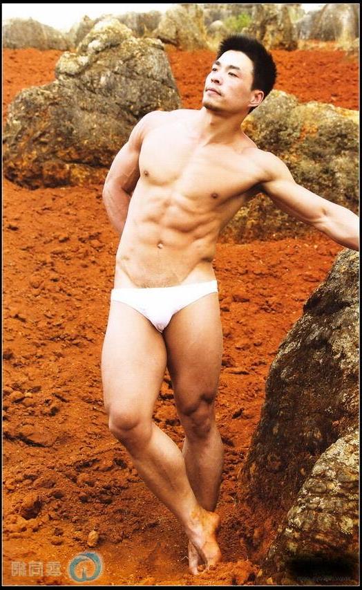 >杜达雄率中国猛男赤身裸体在山水间拍写真(图)