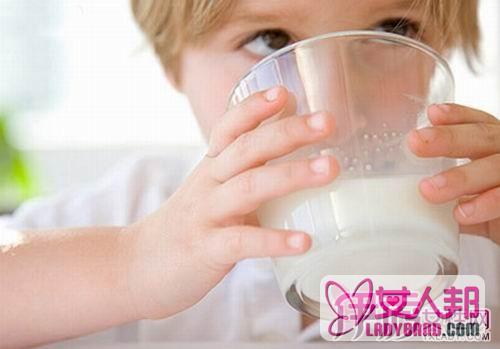 >早上喝牛奶好还是晚上喝牛奶好 喝牛奶需要注意的事项