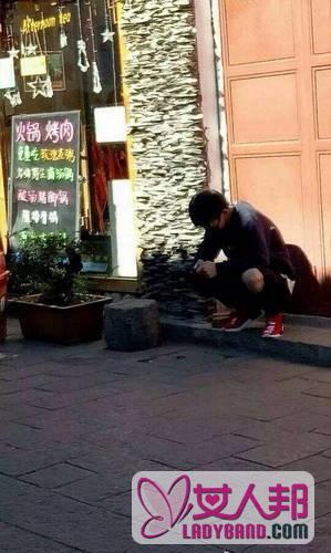 易烊千玺蹭wifi “网瘾少年”云南街上蹭WiFi